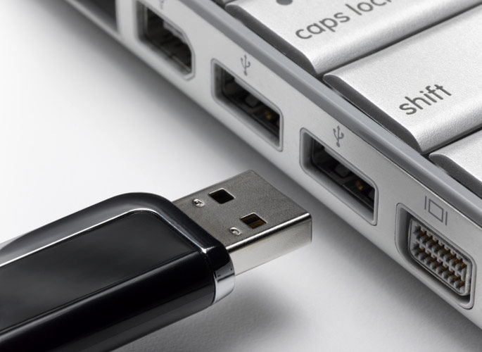 Выньте USB-накопитель из компьютера